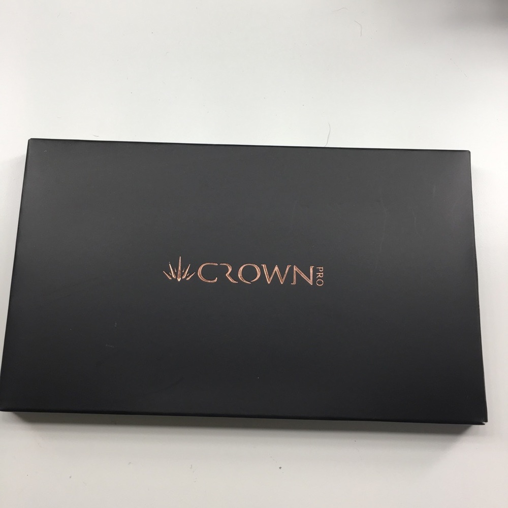 CROWN PRO EYESHADOW PALETTE